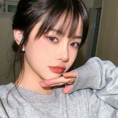 玻璃橱窗中的姑娘
